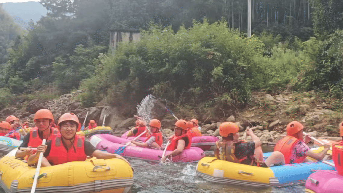 Shanghai Duomu team rafting together at Longwang Mountain in Anji