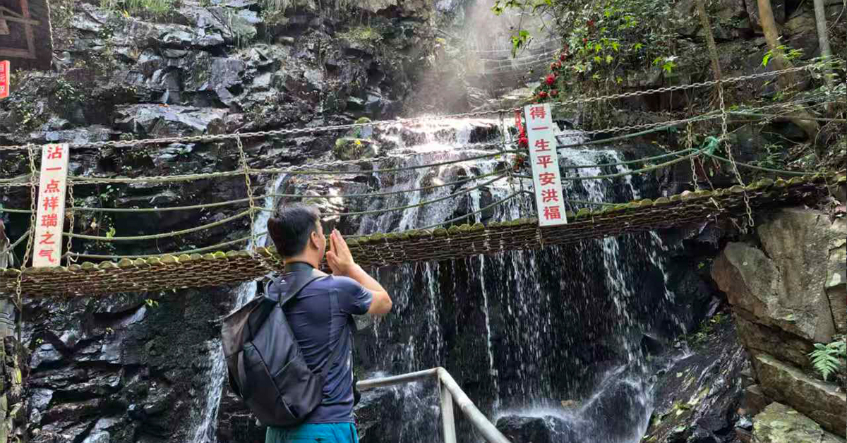 Shanghai Duomu team walking together along a trail at Canglong Baipu Scenic Area