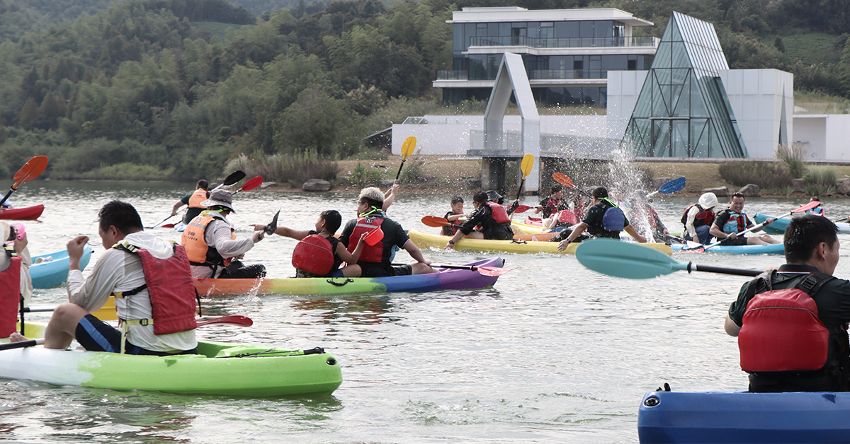 Shanghai Duomu team taking part in a group kayaking activity at Anlan Lake