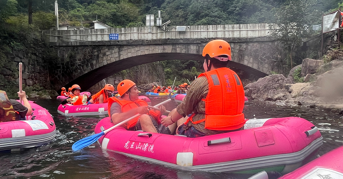 Shanghai Duomu employees preparing for rafting at Longwang Mountain