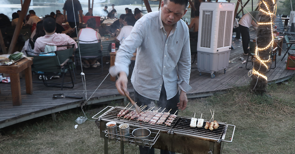 Shanghai Duomu employees preparing a self-service 