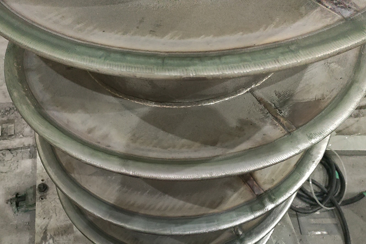 Screw flight surface after PTA nickel alloy hardfacing overlay