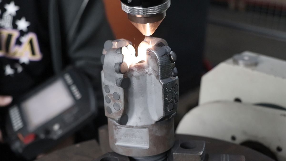 PDCドリルビット先端への精密レーザークラッディング加工