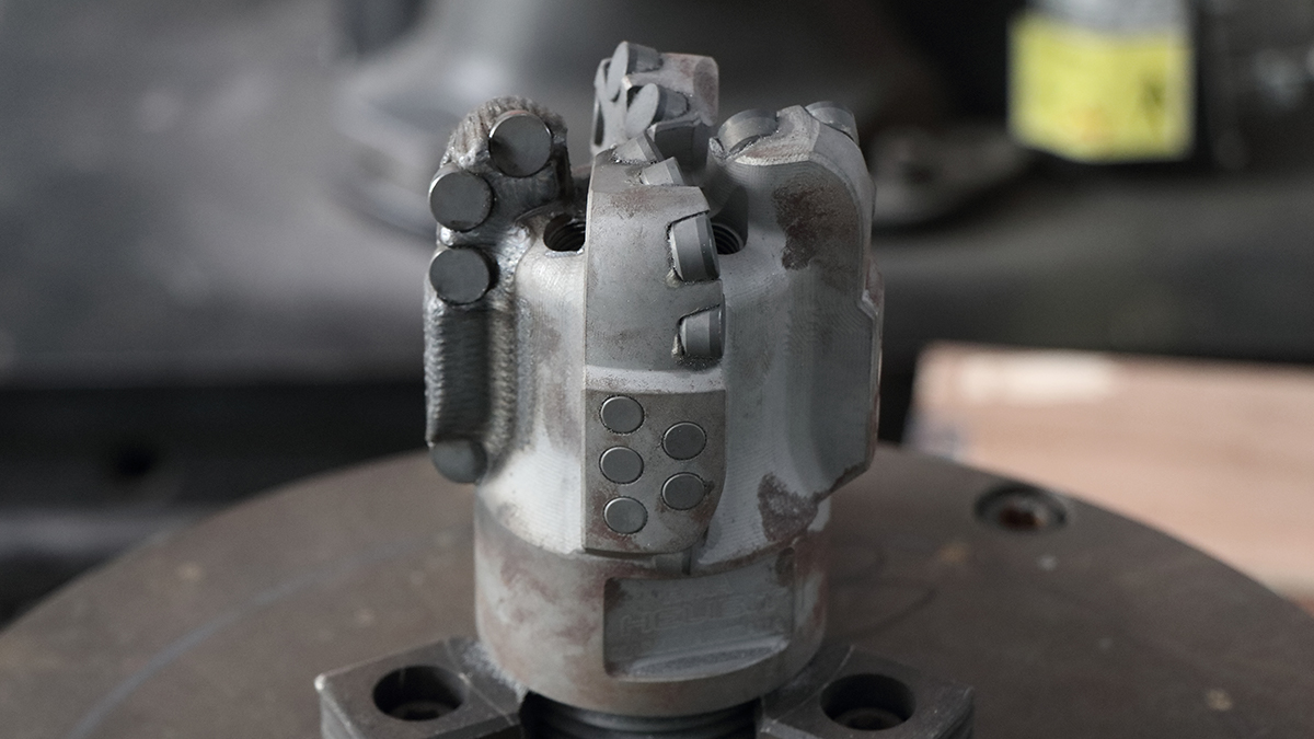 PDCドリルビットの先端に高出力レーザークラッディング加工を施し、タングステンカーバイド製の耐摩耗層を形成する。