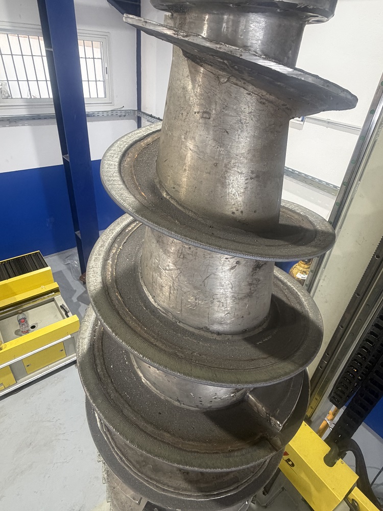 Example of an industrial screw flight or spiral blade surface prepared for PTA hardfacing. Use a project-specific image where available; otherwise identify it as an application image.